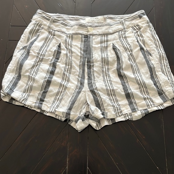 Lightweight Torrid blue gray and white stripe shorts! - Picture 1 of 5